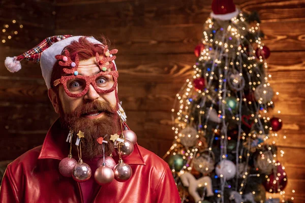 Yeni yıl, yılbaşı kartı. Pankart için Noel Baba portresi ya da tebrik posteri. Mutlu Noeller ve mutlu yıllar. Komik Noel Baba 'yla eğlenceli bir parti.. — Stok fotoğraf