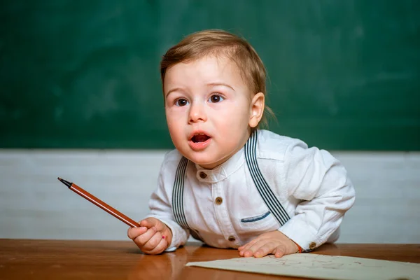 学校の授業では幼稚園。家庭科。子供は学校に行く準備ができている。かわいい未就学児の男の子は教室で勉強します。小学校・教育. — ストック写真