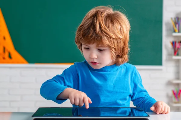 Schoolkind met tablet in het klaslokaal. Kinderen leren. Kinderen van de basisschool. — Stockfoto