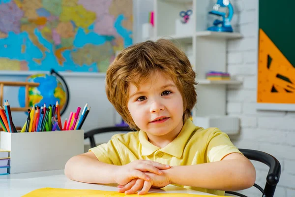 Portret ucznia z podstawówki patrzącego w kamerę. Dzieciaki ze szkoły podstawowej. Portret ucznia szkoły podstawowej w pomieszczeniach. Koncepcja edukacji dzieci w nauce. — Zdjęcie stockowe