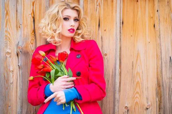 Muhteşem bir kadın portresi. Güzel bir kadın modelin portresi. Vogue makyajlı güzel bir kız..