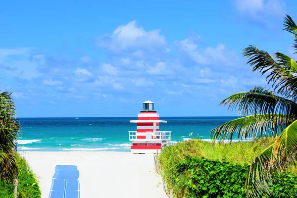 Miami Beach, Florida, EE.UU. amanecer y torre de guardia de la vida. Ubicación del viaje océano concepto . — Foto de Stock