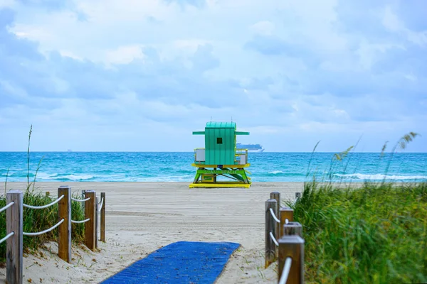 カラフルな雲と青い空とライフガードタワーと海岸線とマイアミビーチ。サウスビーチだ。フロリダ州マイアミビーチのパノラマ. — ストック写真