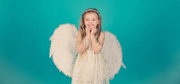 Valentýn. Andělé ti drželi palce. Rozpustilá malá andílková holčička stojí se zaťatými pěstmi. Vánoční rozkošný andílek. Krásný andílek. — Stock fotografie