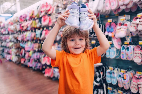 Les enfants font du shopping. Vente, consumérisme et concept de personnes. Enfants chaussures magasin au supermarché, en choisissant les enfants dans le magasin de chaussures. Magasin de chaussures pour enfants . — Photo