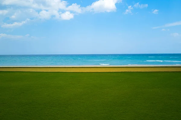 Vakantieland voor vakantie. Luxe plek voor strandhuis met uitzicht op zee. Woongrasvloer. — Stockfoto