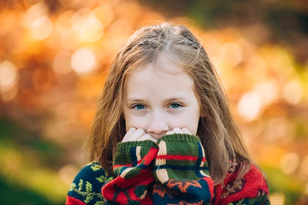 Herbst Outdoor-Porträt der schönen glücklichen Kind Mädchen zu Fuß in Park oder Wald. Draußen. Glückliches Kind auf einem Hintergrund von Herbstbäumen. Glückliches Kinderporträt auf Herbstblättern. — Stockfoto