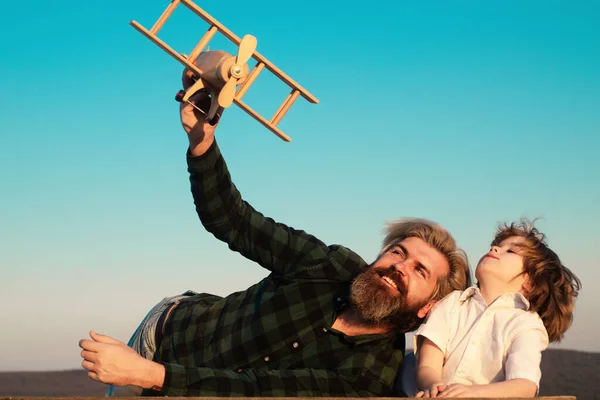 Père et fils. Enfant pilote aviateur avec des rêves d'avion de voyager. Parent avec un enfant garçon. Père jouant avec enfant . — Photo