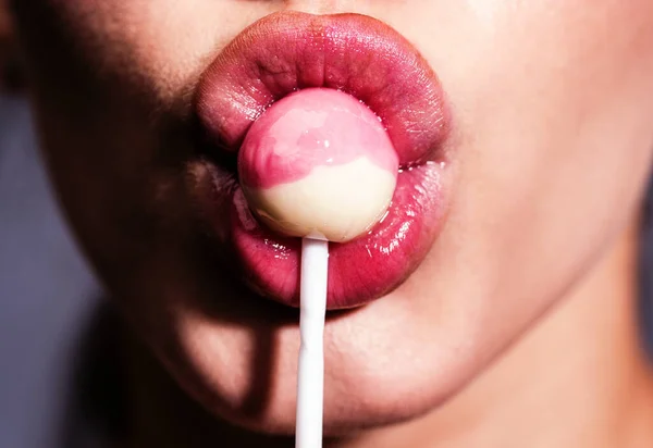 Sexy meisje zuigt lolly, close-up. Zuig lolli pop concept. Vrouw zuigt schattig zoet snoep close-up lippen tong. Sexy zoete dromen. Vrouwelijke mond likt chupa chups. — Stockfoto