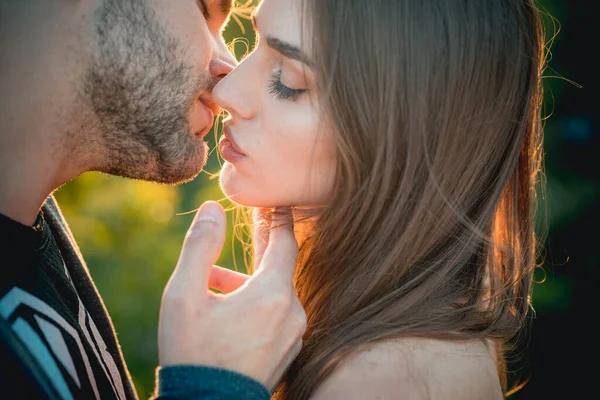 Un beso. Pareja joven besándose. Beso de pareja sensual. Romántico y amor. Relación íntima y relaciones sexuales. Besos de primer plano besándose. Pasión y tacto sensual , — Foto de Stock