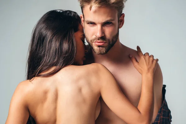 Moda hermosa pareja abrazándose. Retrato de una hermosa pareja sexy. Jóvenes apasionados enamorados . — Foto de Stock