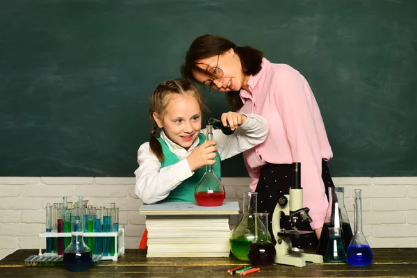 A minha experiência química. Aulas de química na escola. Ciência Química. Criança da escola primária. Educação. Experiências de biologia com microscópio. Aula de química . — Fotografia de Stock