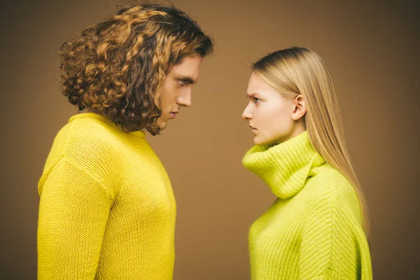 Joven pareja de moda. Foto de moda de pareja elegante en Studio. Retrato de pareja sobre fondo amarillo . — Foto de Stock