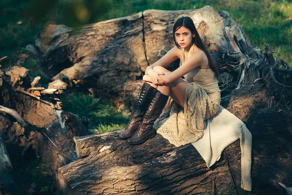 Uzun siyah saçlı güzel bir genç kadın. Genç bir kadın poz veriyor. Doğal makyajlı güzel kız portresi. Güneşli bir gün. Bagajda ciddi bir kadın..