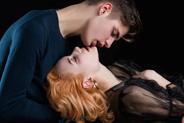 Сексуальна пара обіймає один одного. Крупним планом портрет красивої молодої пари поцілунків . — стокове фото