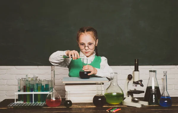 De volta à escola. Ciência Química. De volta à escola e tempo feliz. Planos de Lição - Química do Ensino Médio . — Fotografia de Stock