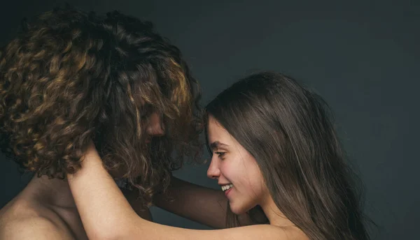 Belo casal jovem. Adorava tudo nela. Jovem. Paixão e toque sensual. Amor e confiança. Bonito jovem casal sorridente apaixonado. Romântico e amor. Homem dominante . — Fotografia de Stock