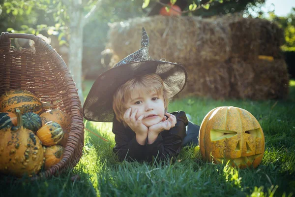 Halloween. Ragazzi divertenti in costume da carnevale. Bambino godere di passeggiata. Infanzia senza Internet . — Foto Stock