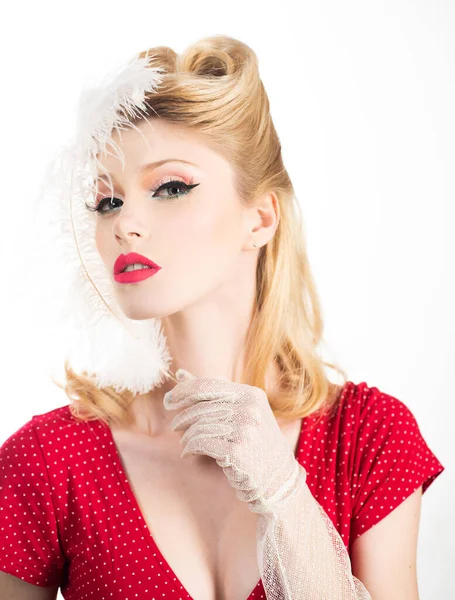Porträtt av vacker ung sexig kvinna med vintage make-up och frisyr. Pin-up flicka. Amerikansk stil. — Stockfoto