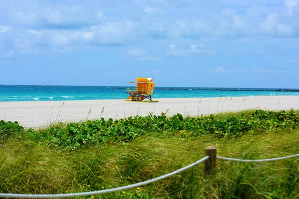 Panorama uitzicht op Miami South Beach, Florida, Verenigde Staten. Zonnige dag in Miami strand. — Stockfoto