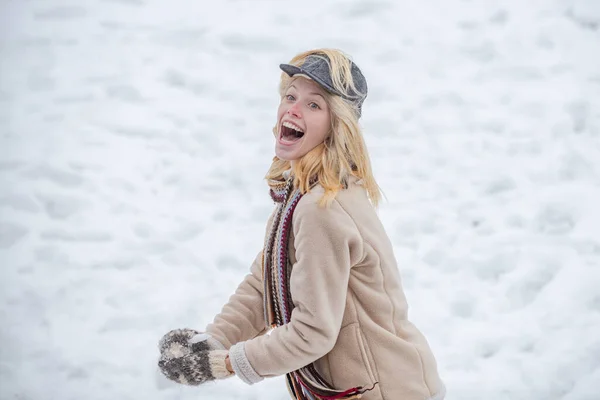 Frohe Winterzeit. Nette verspielte junge Frau im Freien genießt den ersten Schnee. Porträt einer glücklichen Frau im Winter. Fröhliches Mädchen im Freien. — Stockfoto