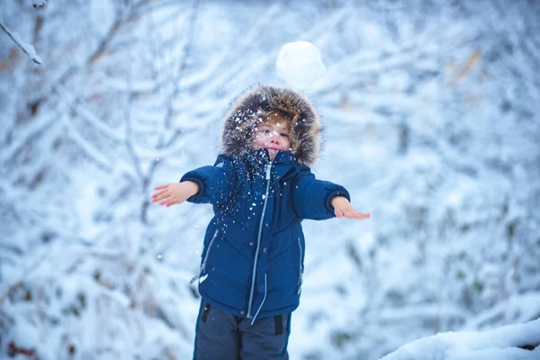 かわいい子供の男の子と森や雪の冬の風景。冬の自然を楽しむ。幸せな冬の時間。冬を楽しむ服を着て. — ストック写真