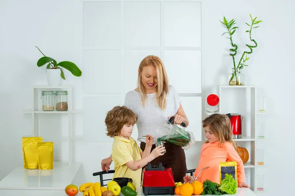 Çiğ vejetaryen alkali gıda konsepti. Sağlıklı smoothie. — Stok fotoğraf