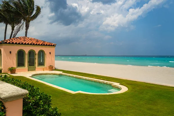 Vakantiehuis of hotel vakantievilla buiten. Luxe strandhuis met uitzicht op zee, zwembad en terras in vintage design. Woongrasvloer. — Stockfoto