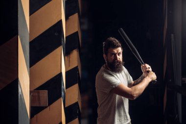 Tişörtlü kızgın adam. Salıncak hazır. Yarasa silahı olan bir gangster. Sakallı adam beyzbol sopası tutuyor. Kızgın holigan. Saldırganlık, öfke ve şiddet kavramı. Sakallı, kızgın bir adamı tehdit ediyor..