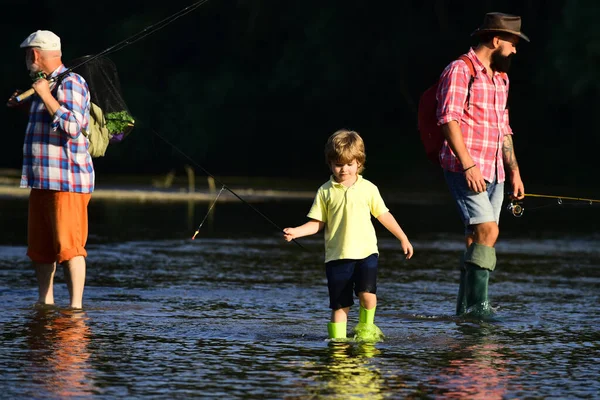 Malý kluk tahá rybářský prut na ryby o víkendu. Malý rybář je připraven na rybaření. Roztomilý chlapec je rybaření v řece v létě. — Stock fotografie