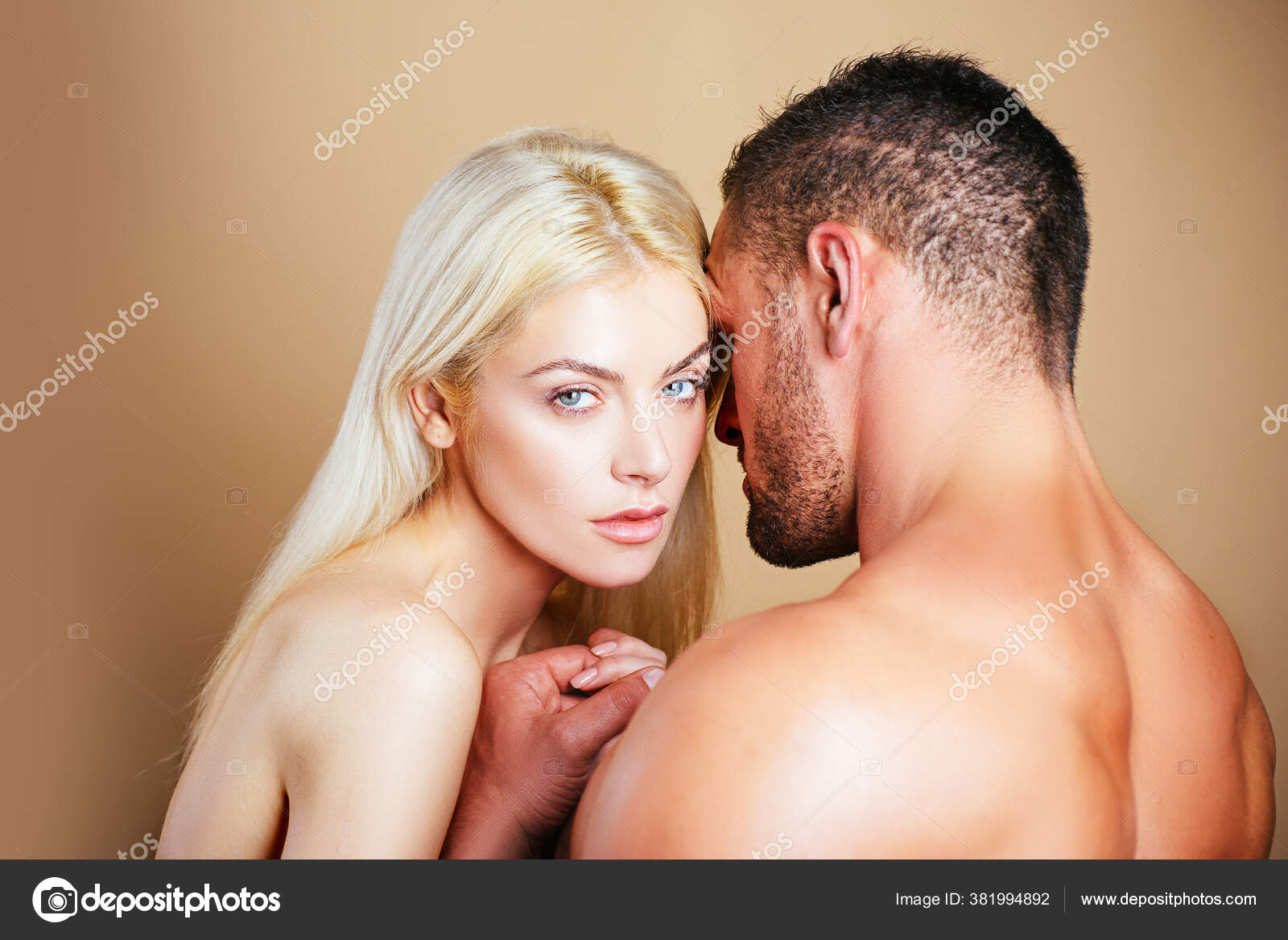 Casal Paixão suave. Mulher muito bonita e seu namorado elegante bonito.  Casal jovem seminua está fazendo amor, terno e romântico. Eu amo quando ele  beija meu pescoço . fotos, imagens de ©