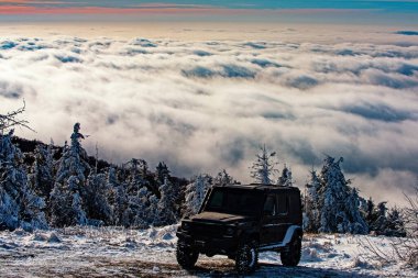 Karlı dağ yolunda off-road yolculuğu. 4x4 arabalı kış ravel konsepti. Jeep off-road maceraları.