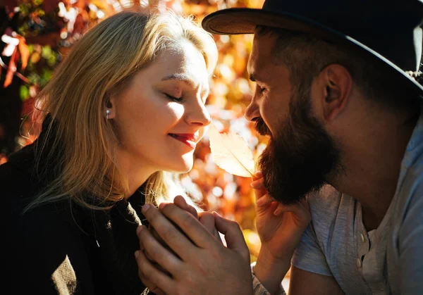 Tender sensual couple in love holding hands with closed eyes. Hipster bearded man in hat and charming blonde woman. Love and relations concept. Fall colorful leaves background. — Stock Photo, Image