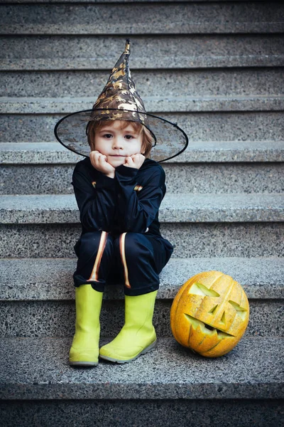 Dziecko w kostiumie szkieletowym. Halloween przyjęcie kostiumowe dla dzieci. Wesołe dziecko i dynia. — Zdjęcie stockowe