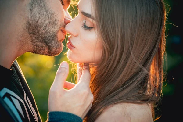 Kuss. Junges Paar küsst sich. Sinnliches Paar küsst sich. Romantik und Liebe. Intime Beziehungen und sexuelle Beziehungen. Großaufnahme Münder küssen. Leidenschaft und sinnliche Berührung, — Stockfoto