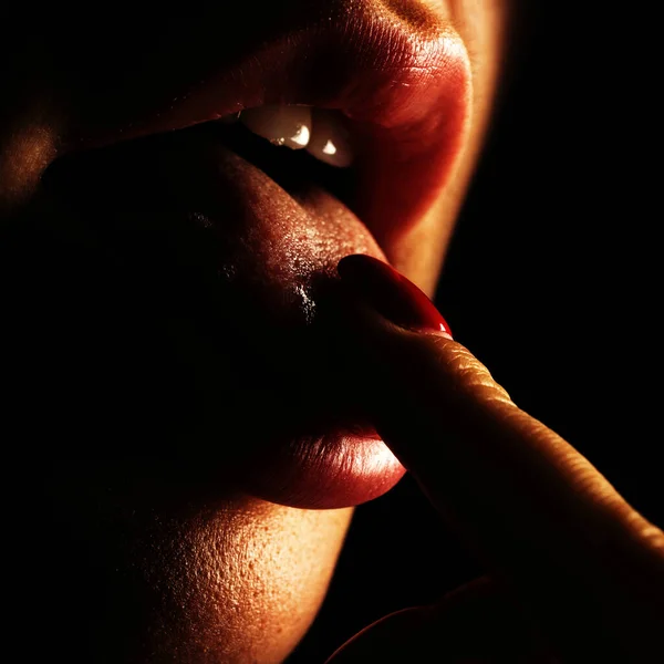 Sexy lippen zuigen vinger, sluiten. Zuig vinger concept. Vrouwelijke lippen tong. Sexy zoete dromen. Vrouwelijke mondlikken. — Stockfoto