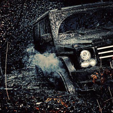 Çamur çukurundan çıkan off-road aracı. Yol macerası. Macera seyahati. Çamur, ıslak çamur veya kilden oluşan bir alandan geçmektir. Büyük 4x4 arabalı seyahat kavramı.