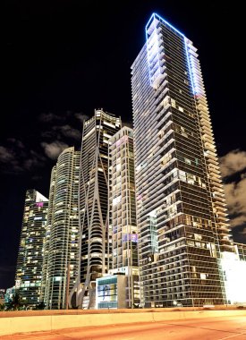 Miami, Florida şehir merkezinde, MacArthur Causeway 'den gece batımında. Miami Şehir Merkezi gökdelenleri.