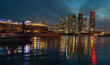 Yolcu gemisi ve Miami Skyline. Miami, Florida, ABD Biscayne Körfezi ufuk çizgisi.
