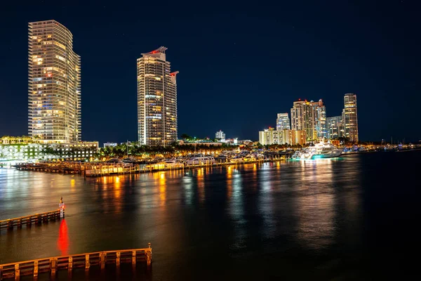 Miami Beach, Florida, USA, Miami Beach város éjszakai égbolttal. Miami Beach a városvonal mellett. — Stock Fotó