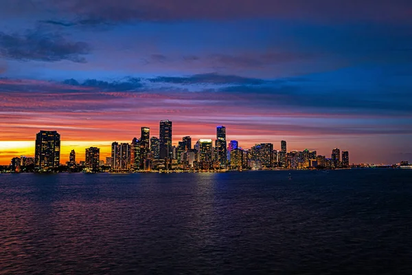 Miami Florida, skyline di edifici colorati grattacielo notte centro. Miami City, Florida panorama notturno al crepuscolo con grattacieli urbani sul mare, riflessione. Distretto degli affari Miami . — Foto Stock