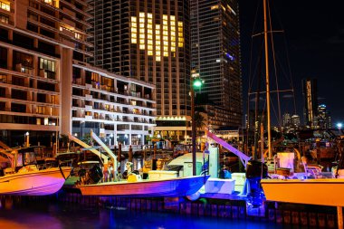 Gün batımında Miami, Florida ufuk çizgisi. MacArthur Geçidi, Watson Adası, Biscayne Körfezi.