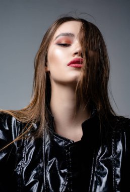 Güzel bir kadın modelin parodisi. Kadın modelin portresi.