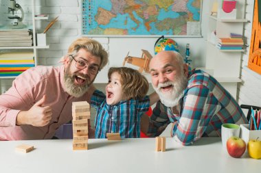 Jenga oynuyorum. Büyükbaba baba ve oğul kucaklaşıyorlar ve birlikte eğleniyorlar. Heyecanlı bir öğretmen. Büyükbaba ve oğul hafta sonunu birlikte geçiriyorlar..