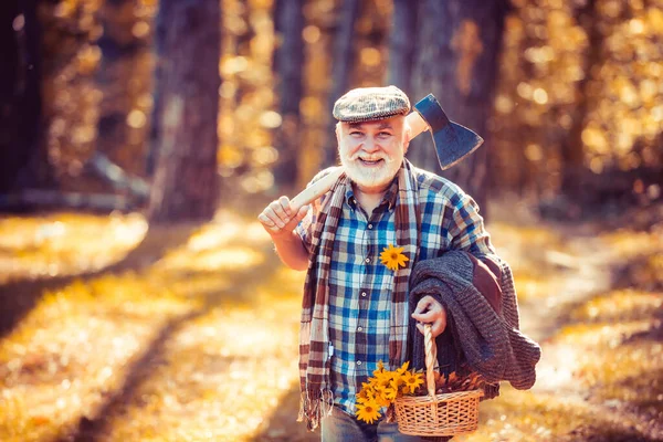 Gaya hispter. Mendaki di alam yang dalam. Pria potret fashion. Pria berjanggut tua. Hipster dewasa berjenggot. Tutup potret pria tersenyum. Pria di hutan. Kakek lucu bertopi di hutan.. — Stok Foto