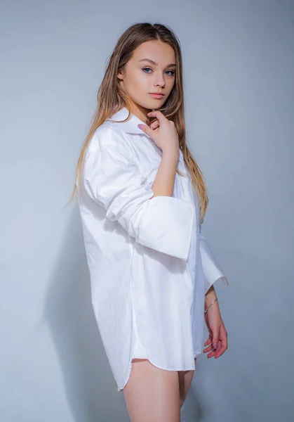 Glada kvinna med blont hår bär elegant casual. Porträtt av en vacker flicka i studio. — Stockfoto