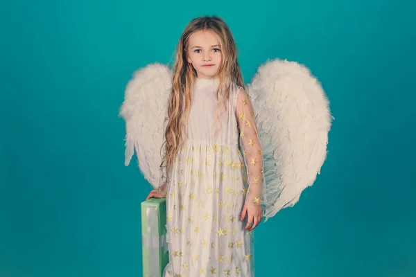 Día de San Valentín. Tarjeta del día de San Valentín. Niño con vestido blanco largo y alas de ángel. Bonita angelita. Ángel niño del cielo te da regalo . — Foto de Stock