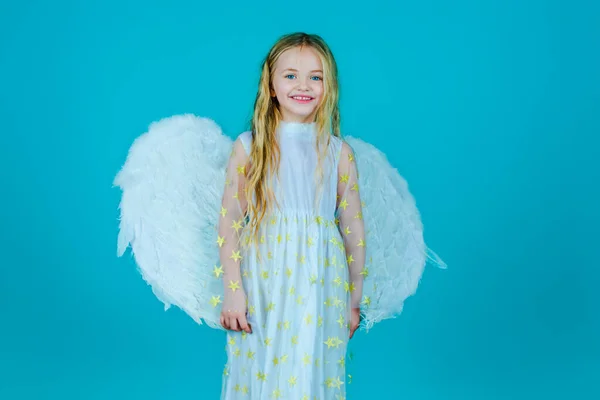 可愛くてかわいい少女天使。小さな天使の女の子で白いドレスに天使の翼で隔離された背景. — ストック写真