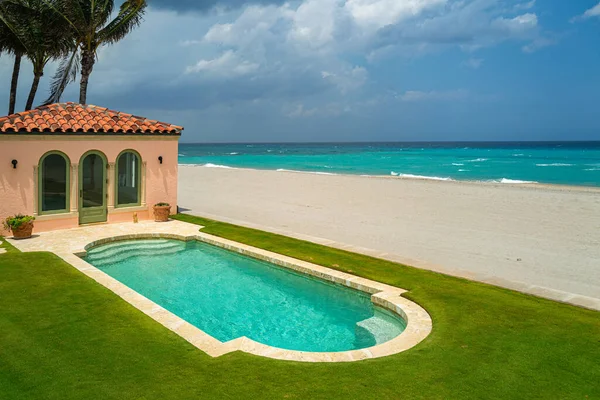 Luxe zomerhuis aan de kust. — Stockfoto