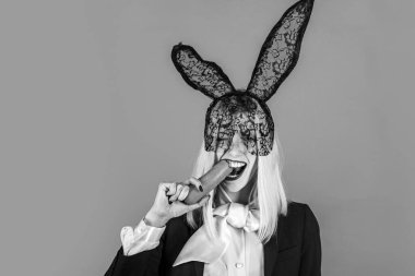 Parti için hazırım. Mutlu Paskalyalar Güzel, trend bir kadın kafasında tavşan kulağı taşıyor. Paskalya tatili konsepti.